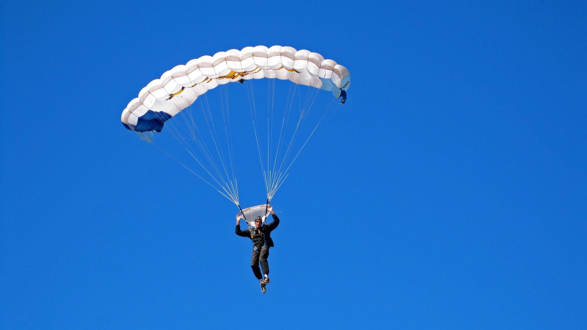 F1新赛季揭幕战引爆全球，赛场外那不勒斯上演逆转好戏，乌克兰元素成焦点