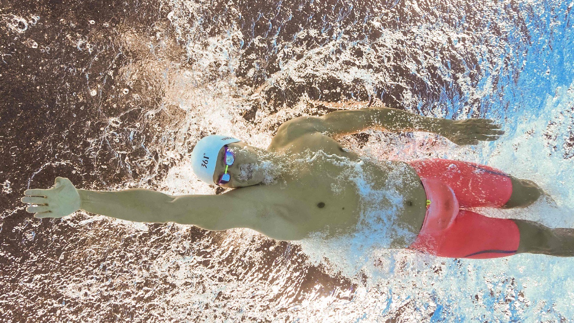 赛道上的双重奏，迈凯伦完胜哈斯，周冠宇闪耀高光时刻